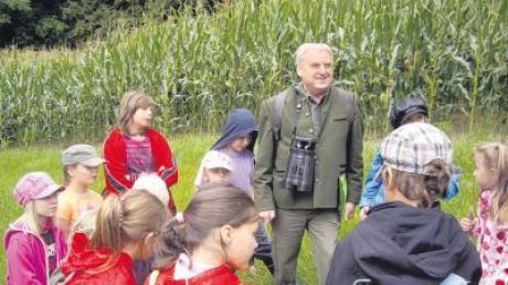 13 Blindheimer Kinder erlebten einen interessanten Waldtag mit Kreisvorsitzendem Helmut Jaumann.   