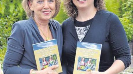 Stolz zeigen Beate Pesch (links) und ihre Tochter Yvonne Hanke-Pesch ihr neues Kochbuch über basische Ernährung.  