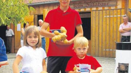 Für das Finden der größten und schwersten Kartoffel wurden ausgezeichnet (von links): 3. Platz Franziska Linder (694 Gramm), 1. Platz Florian Scherer (1152 Gramm) und 2. Platz Benedikt Schaflitzel (720 Gramm). 