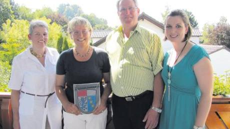 In Holzheim kann man jetzt 4-Sterne-Urlaub machen. Die Ferienwohnung von Gabriele Paffenholz (Zweite von links) zertifizierten jetzt Angelika Tittl (links) und Yvonne Berger (rechts) von Donautal-Aktiv. Bürgermeister Erhard Friegel ist stolz darauf, dass es in Holzheim ein solches Angebot gibt.  
