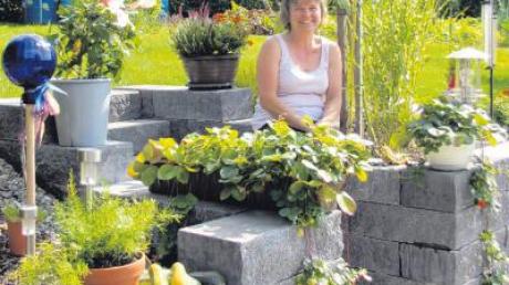 Petra Wiedenmann sitzt gerne in ihrem Garten. Vor allen in ihrer nun Sitzecke, von wo sie einen tollen Blick in Tal hat.  
