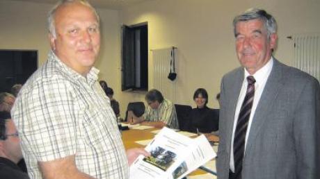 Mehr als 300 Unterschriften gegen die Windräder in Zöschingen hat Horst Steinwinter von der Bürgerinitiative für den Erhalt der Lebensqualität im Bachtal (links) an Bürgermeister Norbert Schön übergeben.