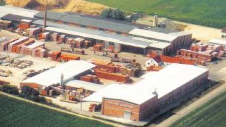 Das Gundelfinger Traditionsunternehmen Ziegelwerk hat am vergangenen Montag einen Insolvenzantrag beim Nördlinger Amtsgericht eingereicht. Die seit 15 Jahren andauernde Baukrise habe die Firma nicht überstanden.   