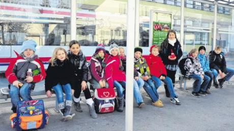 Dieses Bild entstand gestern um 12.05 Uhr in der Rosenstraße in Dillingen. Einige dieser Kinder konnten mit dem Bus nach Hause fahren, andere wiederum warten auf dem 13-Uhr-Bus. Nach Deisenhofen fährt beispielsweise kein Bus. 