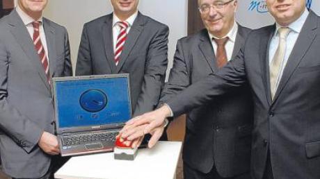 Der Druck auf den roten Knopf (von links): LEW-Vorstand Dr. Markus Litpher, Oberbürgermeister Frank Kunz, Vertriebsleiter Anton Schneid (M-net) und Geschäftsführer Johannes Stepperger (Tel-Net). 