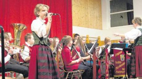 Die Jugendkapelle des Musikverein Zöschingen begeisterte das Publikum – vor allem der Gesang von Tamara Bohnert.  