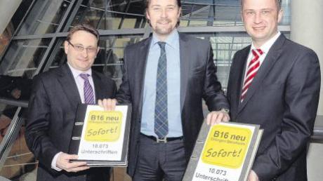 10073 Unterschriften pro B 16 neu übergaben MdB Ulrich Lange (links) und OB Frank Kunz (rechts) gestern an Verkehrsstaatssekretär Andreas Scheuer in Berlin. 