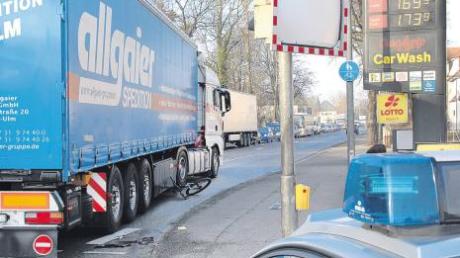 Beim Abbiegen nach rechts erfasste ein Lkw an der Kreuzung der Bundesstraße 16 mit dem Georg-Hogen-Ring in Dillingen einen 17-jährigen Radfahrer. Der junge Mann starb auf dem Weg ins Krankenhaus. Der Sichtspiegel war um die Unfallzeit total vereist. 