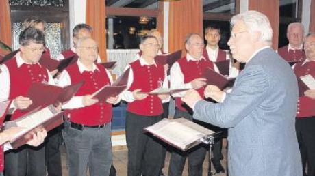 Der Männergesangverein Schretzheim unter Leitung von Chorleiter Herbert Graf gestaltete den Chorverbandstag in den Kleeblattstuben musikalisch und kann in diesem Jahr sein 50-jähriges Gründungsfest feiern. 