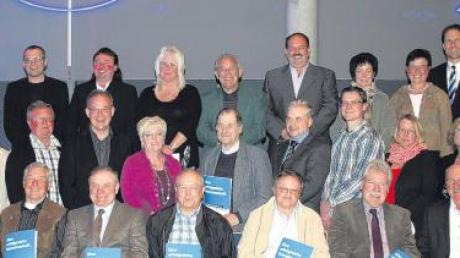 31 Mitglieder des Verbands der Raiffeisen-Volksbank Dillingen wurden bei der Mitgliederversammlung im Dillinger Stadtsaal für 50-, 40- und 25-jährige Zugehörigkeit geehrt. Das Foto zeigt sie zusammen mit dem RVB-Führungsteam.   