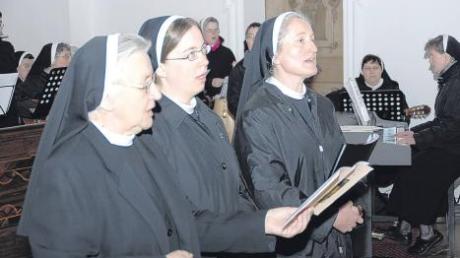 Legte ihre Gelübde ab: Sr. Regina-Maria (Mitte), hier vor dem Altar mit Provinzoberin Sr. Michaela (links) und Novizialtsleiterin Sr. Ruth. 