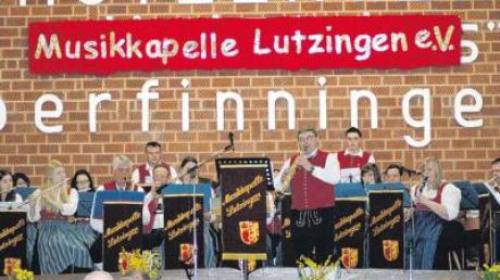 Beim Konzert der Musikkapelle Lutzingen in Oberfinningen griff Dirigent Eugen Götz selbst zum Saxofon und überzeugte mit einem feinfühligen Spiel.  
