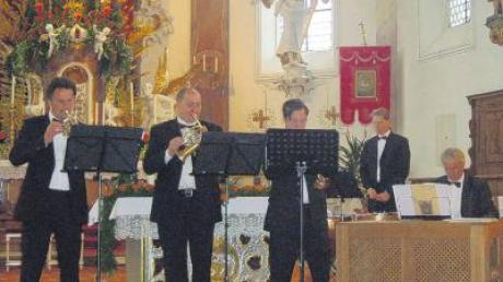 Das Nördlinger Bachtrompetenensemble spielte in der Gundelfinger Stadtpfarrkirche (von links) Rainer Hauf, Paul Lechner, Armin Schneider (Trompeten), sowie Klaus Ortler (Orgel) und Tom Lier (Pauken/Schlagwerk).  