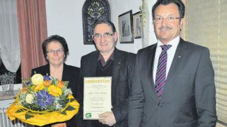 Die Ehrennadel in Gold für besonderes Engagement verlieh Rainer Hönl, Vorsitzender der Gundelfinger Wirtschaftsvereinigung (rechts) an Josef Henkel. Seine Frau Karin bekam einen Blumenstrauß.  