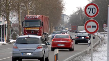 Der Schwerlastverkehr auf der Bundesstraße 16 nimmt, nicht zuletzt wegen vieler Mautflüchtlingen, immer mehr zu.