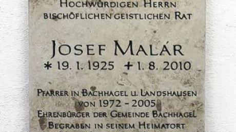Der Gedenkstein für den 2010 verstorbenen Pfarrer Josef Malar.