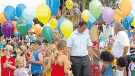 Oberbürgermeister Frank Kunz und Stadtrat Wunibald Wunderle kurz vor dem Luftballonstart zur Einweihung des neuen Fristinger Spielplatzes.  