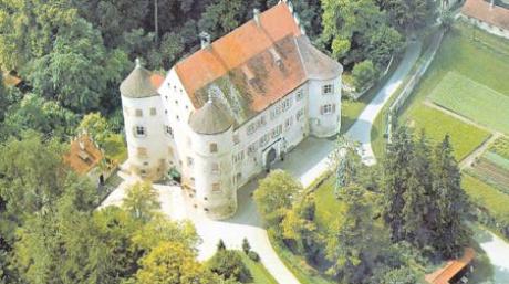 1531 wurde Schloss Bächingen gebaut. Bis heute ist es weitgehend unverändert erhalten. Unser Bild zeigt eine ältere Luftaufnahme des Anwesens mit dem 1,5 Hektar großen Park. 
