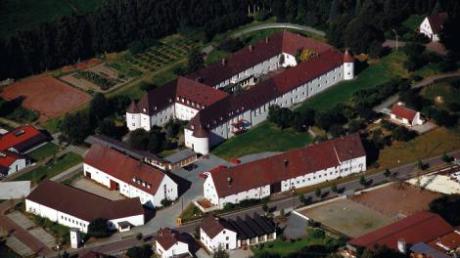 Seit 1560 hat sich im Schloss Glött einiges verändert. Die Flügel wurden verlängert und an die Türme angeschlossen. Auch die Außenanlagen wurden vor wenigen Monaten neu gestaltet. 