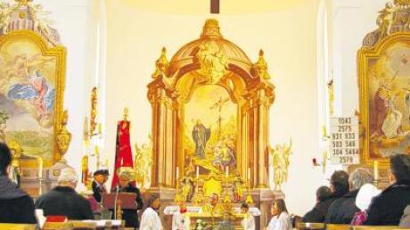 Im Rahmen des Patroziniumsgottesdienstes wurde auch der Abschluss der Innenrenovierungsarbeiten von St. Leonhard gefeiert. von Weitershausen