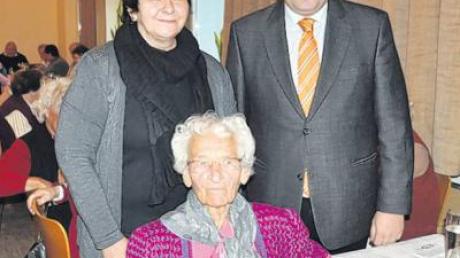 Friedlies Hopf-Schirm und Werner Lohner ehrten beim Seniorennachmittag Ida Wittmann (vorne).  