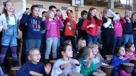 Mit Begeisterung waren die Buben und Mädchen der Volksschule Schwenningen bei der Sache, als es kürzlich hieß, Trommelmusik nach afrikanischem Muster zu machen. 