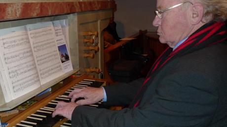 Michael Heiler an „seiner“ Kubak-Orgel in Peterswörth. Seit 50 Jahren ist er im Gundelfinger Stadtteil Organist.  