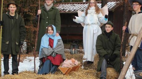 Die Heilige Familie begegnete den Teilnehmern der diesjährigen Waldweihnacht in Bachhagel auf ihrem Weg zum Loimberg.  