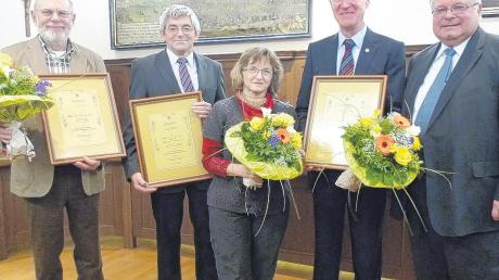 Auch in diesem Jahr zeichnete der Gundelfinger Stadtrat verdiente Persönlichkeiten aus (von links) Peter Gallenmüller, Josef und Ellen Straubinger, Viktor Merenda und Bürgermeister Franz Kukla. 