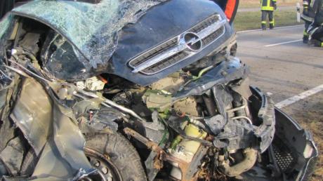 Der 20-jährige Beifahrer musste aus dem Autowrack geschnitten und ins Klinikum nach Augsburg geflogen werden. Der Fahrer wurde leicht verletzt.