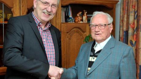 Bezirksvorsitzenden Roland Grandel überbrachte Hugo Müller die Glückwünsche des Musikbundes zum 85. Geburtstag. 