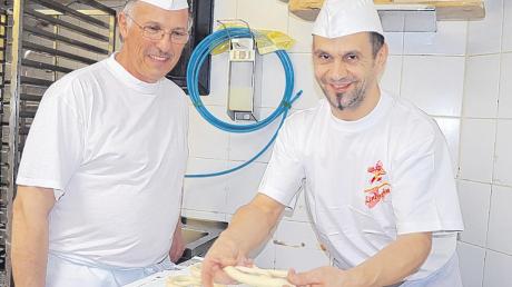 Gerhard Lindenthal (links) beschäftigt den hörbehinderten Dieter Geis in seiner Bäckerei und Konditorei in Gundelfingen. 