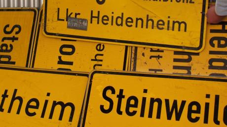 13 Ortsschilder aus dem Kreis Heidenheim und aus Aalen wurden in der Brenz in Gundelfingen wiedergefunden.  