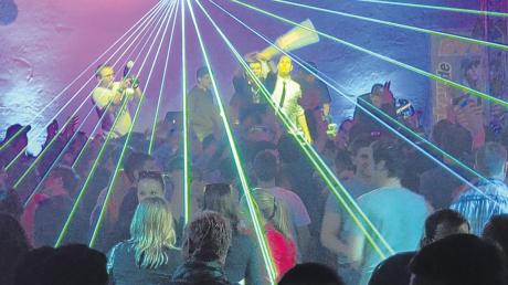 Volles Haus bei guter Musik und beieindruckender Lightshow. Beim Finale des DJ-Contests im Koarastadel in Haunsheim kamen die rund 600 Zuschauer voll auf ihre Kosten. Neun DJs traten in den Kategorien Black, House und Allround gegeneinander an. 