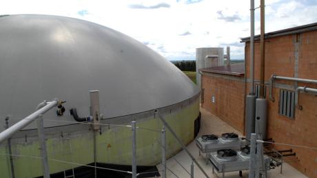 Aus der Biogasanlage in Mödingen (links) wird mittels der Blockheizkraftwerke (rechts oben) die Wärme gewonnen, die derzeit 33 Haushalte versorgt. Darüber freute sich auch Vorstandsvorsitzender Michael Sing (unten rechts). 