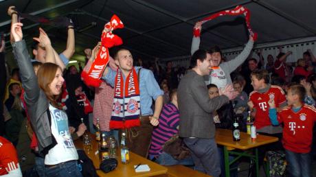 Riesen Jubel nach dem ersten Tor des FC Bayern München: Beim Public Viewing in Steinheim bangten viele Fans der Roten mit ihrer Mannschaft – und feierten den Sieg in der Champions League. 