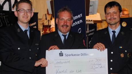 Anstelle von Gastgeschenken spendete die Feuerwehr Höchstädt 300 Euro für die Kartei der Not (von links): Bernhard Veh, Michael Klarmann und Stephan Karg. 