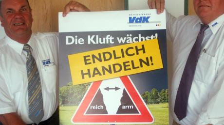 Mit dem Protestplakat machen die beiden VdK-Spitzen des Kreisverbandes Dillingen- Wertingen, Ernst Braun (rechts) und Georg Böck, aufmerksam.  
