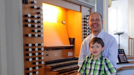 Der Organist des Herforder Münsters, Stefan Kagl (im Bild mit seinem Sohn Benjamin) war begeistert von Disposition und Klang der Dillinger Orgel, die für Mussorgskys Werk „optimal geeignet“ sei. 

