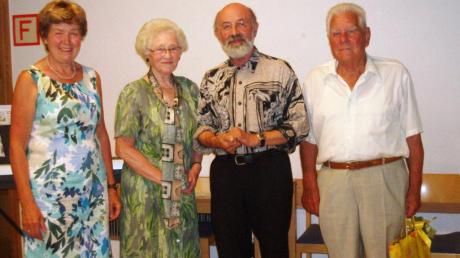 Frieda Schiele, zweite von links, wurde kürzlich beim Seniorennachmittag in Höchstädt verabschiedet. Im Bild von links: Annemarie Eder, Alois Roßmanith und Michael Schmid.   

