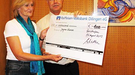 Eine Spende in Höhe von 1000 Euro überreichte Lions-Präsident Dr. Rainer Schaller an Inge Petrich, Mitglied des Vereins Jayma Kunan. 