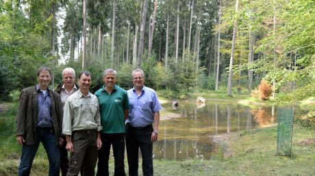Besichtigten gestern den neuen Himmelsteich im Weisinger Forst (von links) Ralf Gang, Bernhard Walter, Gerhard Steger, Dieter Erhard und Erhard Friegel.  

