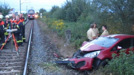 Keine Verletzten gab es bei diesem Unfall, bei dem ein Zug ein Auto rammte, das auf den Gleisen stand. 
