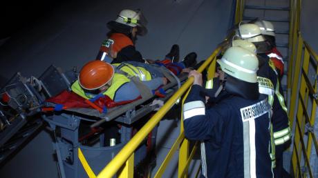 Dramatische Momente: Der „Verletzte“ musste über das Geländer in rund 30 Metern Höhe auf das Tragegestell der Drehleiter gebettet werden, um auf dem Boden in Sicherheit gebracht zu werden. 