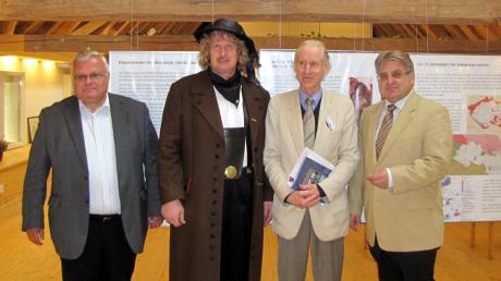 Von der Aufarbeitung begeistert waren Franz Kukla, Felix Vogt-Gruber, Prof. Erhard Ernst Korkisch und Alfred Schneid (von links) bei der Eröffnung der Ausstellung in der Gundelfinger Walkmühle. 
