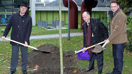Zur Erinnerung an die Lionshilfe für Bondeno wurde in Dillingen ein Baum gepflanzt (von links): Dr. Rainer Schaller, Marco Maffiolini und Frank Kunz. 
