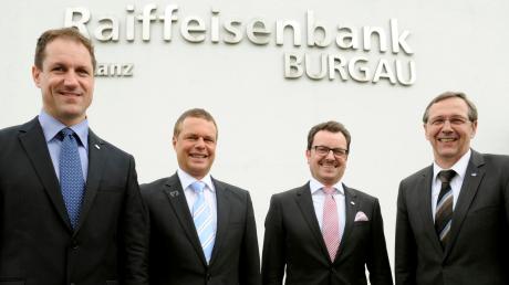 Nun verschmelzen die Raiffeisen-Volksbank Dillingen und die Raiffeisenbank Burgau auch technisch. Bereits im April gaben die Vorstände beider Banken (von links) Alexander Jall, Stefan Bosch, Rainer Hönl und Ingo Eberhardt die Entscheidung zur Fusion bekannt.  
