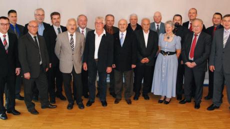 Eine große Zahl von Dienstjubilaren wurde kürzlich bei der Firma Röhm, die Standorte in Sontheim und Dillingen hat, geehrt.  
