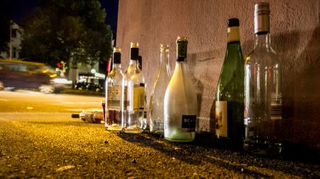 Eine betrunkene Mutter hat am Sonntagabend sich und vier Kinder in Untermeitingen (Kreis Augsburg) in Gefahr gebracht.