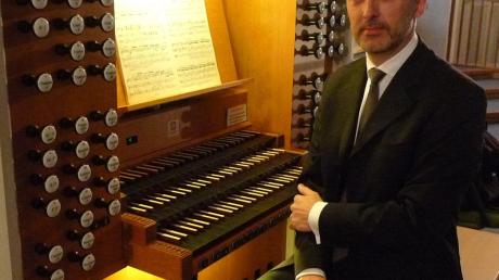 Mit einem außergewöhnlichen Programm feierte der französische Meisterorganist Olivier Latry ein glanzvolles Debüt an der Sandtner-Orgel. 
